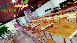 Có nên mua bàn ghế chân sắt mặt gỗ cho nhà hàng không