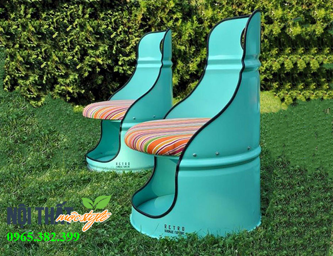 Ghế thùng phi ấn tượng với thiết kế để chân cùng tạo hình táo bạo, mộc nhận sơn màu theo ý thích