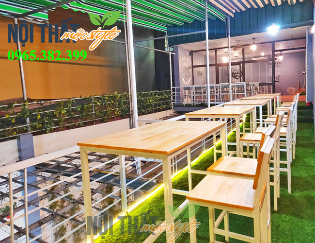 Khu vực hành lang thu hút khách hàng nhất với kiểu bàn ghế ngồi bar thú vị, cực kun