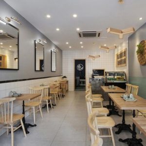 Nới rộng không gian quán cafe bằng gương, bàn ghế kích thước nhỏ nhăn