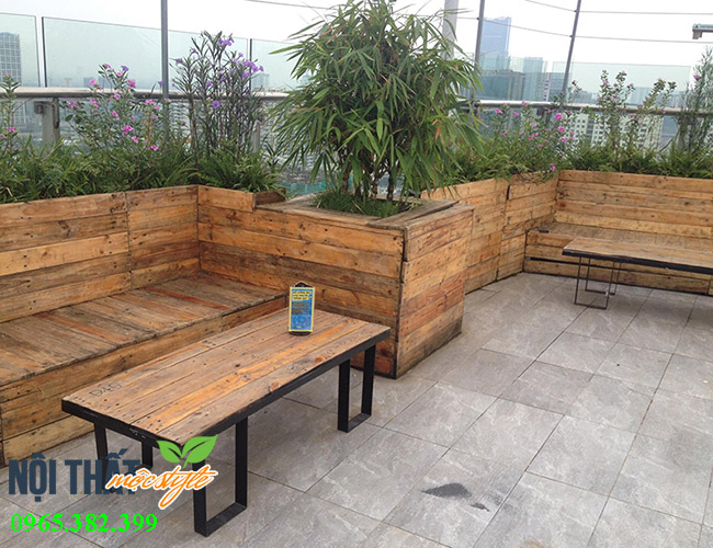 Bàn ghế băng từ palelt, bền bất chấp nắng mưa