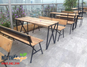 Bàn ghế ngoài trời từ chân sắt mặt gỗ thông