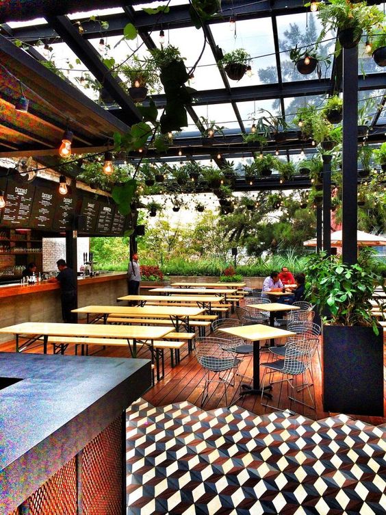 Thiết kế dàn mái trên cao cùng những chậu cây xanh, giỏ phong lan sẽ là 1 ý tưởng tuyệt vời cho quán ăn của bạn