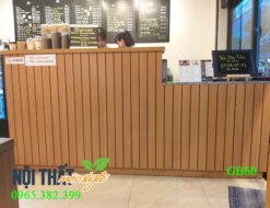Quầy bar cafe QB60 đẹp sản xuất từ gỗ công nghiệp với tông vàng nâu ấm áp