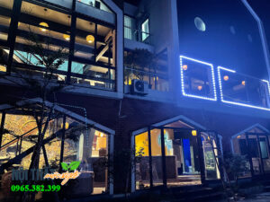 Hình ảnh từ bên ngoài nhà hàng.