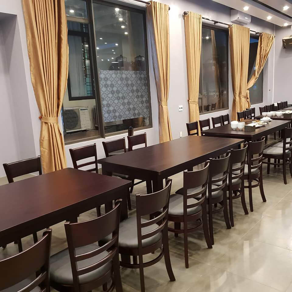 Bàn ghế gỗ nhà hàng cabin giá rẻ tại Mộc Style