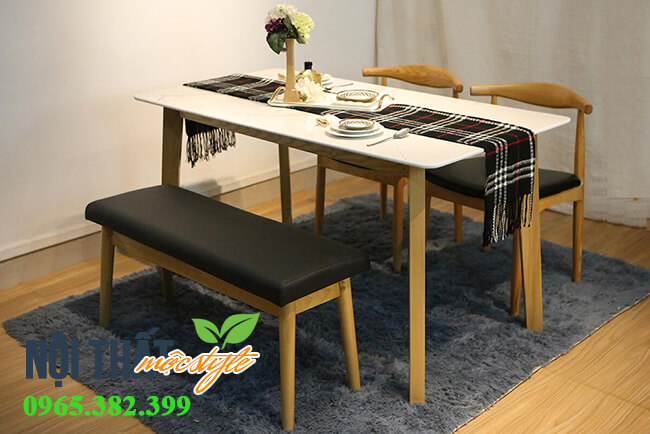 Bộ bàn ăn mặt đá với ghế đơn là ghế bull và ghế băng mặt nệm màu đen