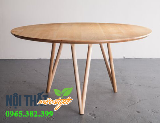 Mẫu bàn tròn được với thiết kế vô cùng đơn giản được làm bằng chất liệu gỗ tự nhiên