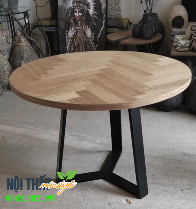 Mẫu bàn tròn với chất liệu là chân sắt sơn tĩnh điện với mặt bàn gỗ mộc mạc