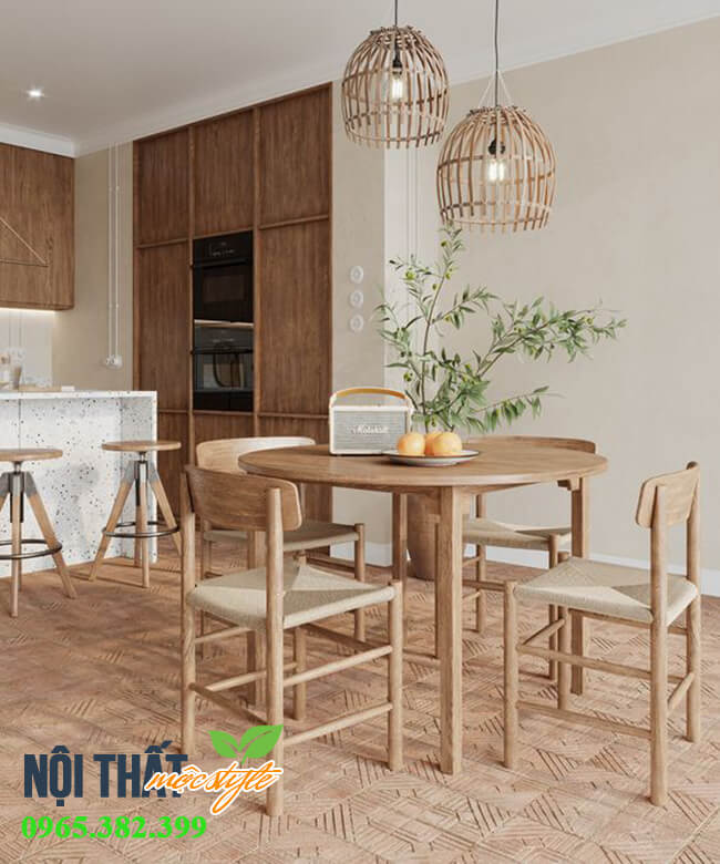 Không gian bếp vô cùng tinh tế và đầm ấm với bộ bàn ăn tròn chất liệu gỗ 