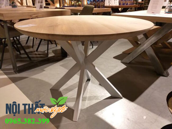 Mẫu bàn tròn được làm bằng chất liệu gỗ tự nhiên, bền bỉ và chất lượng