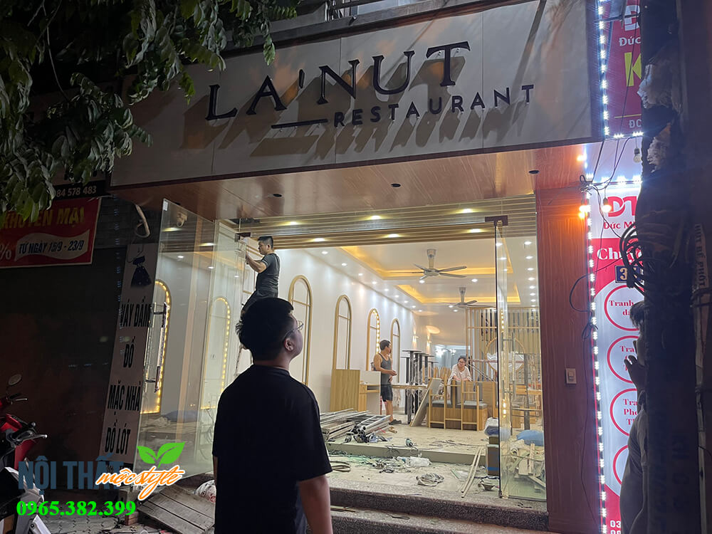 Tổng thể nội thất nhìn từ bên ngoài của dự án thi công nội thất nhà hàng phong cách Nhật Bản Tổng thể nội thất nhìn từ bên ngoài của dự án thi công nội thất nhà hàng phong cách Nhật Bản