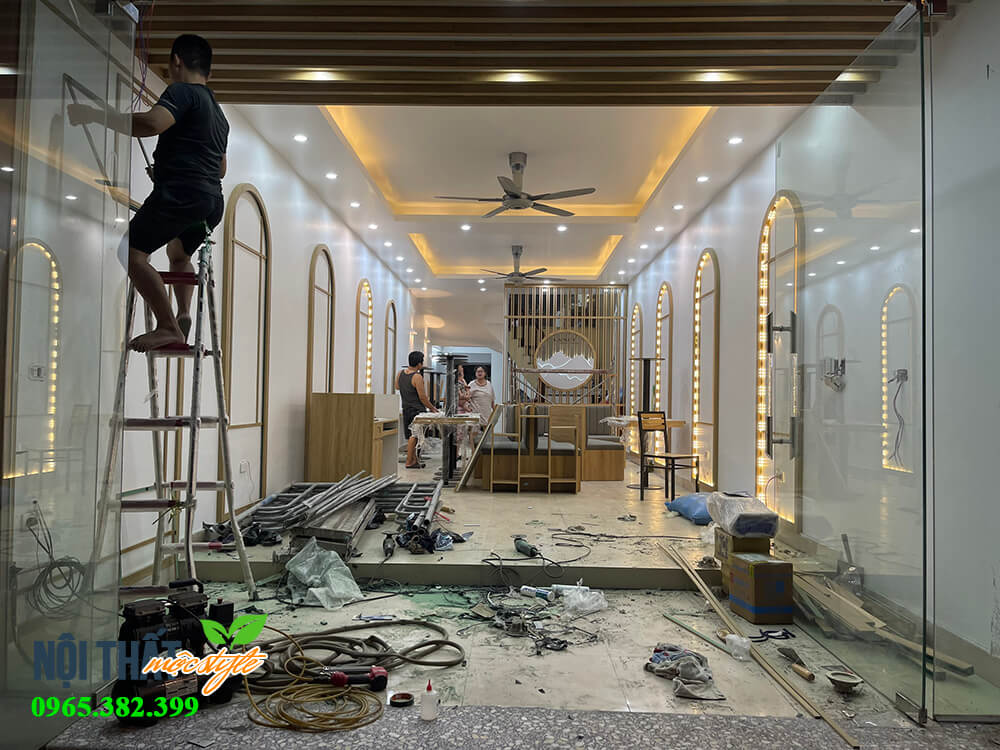 Hình ảnh thi công nội thất nhà hàng với hệ trần ốp gỗ cực hiện đại Hình ảnh thi công nội thất nhà hàng với hệ trần ốp gỗ cực hiện đại