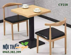 Thiết kế ghế sừng bò điệu đà với bàn vuông tinh tế gọn gàng