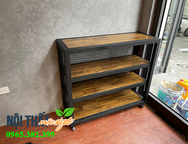 Kệ đề đồ với khung sắt mặt gỗ kết hợp với lưới đan sắt chắc chắn