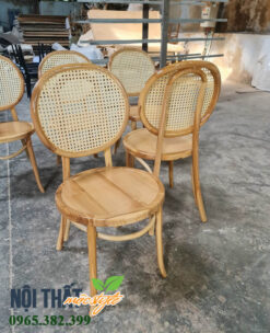 Ngoài mặt nệm ghế Thonet mặt trăng còn được bố trí mặt gỗ linh hoạt
