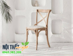 Ghế Bistro với tông màu tự nhiên và nệm màu ghi sáng