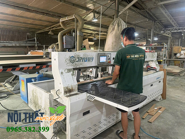 Thợ nhà Mộc đang tiến hành khoan cam chốt cho ván công nghiệp Thợ nhà Mộc đang tiến hành khoan cam chốt cho ván công nghiệp