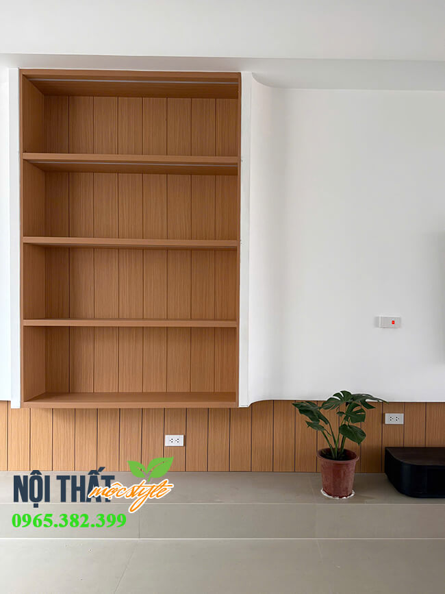 Chi tiết tủ tivi ốp nan màu gỗ nổi bật trên tường trắng