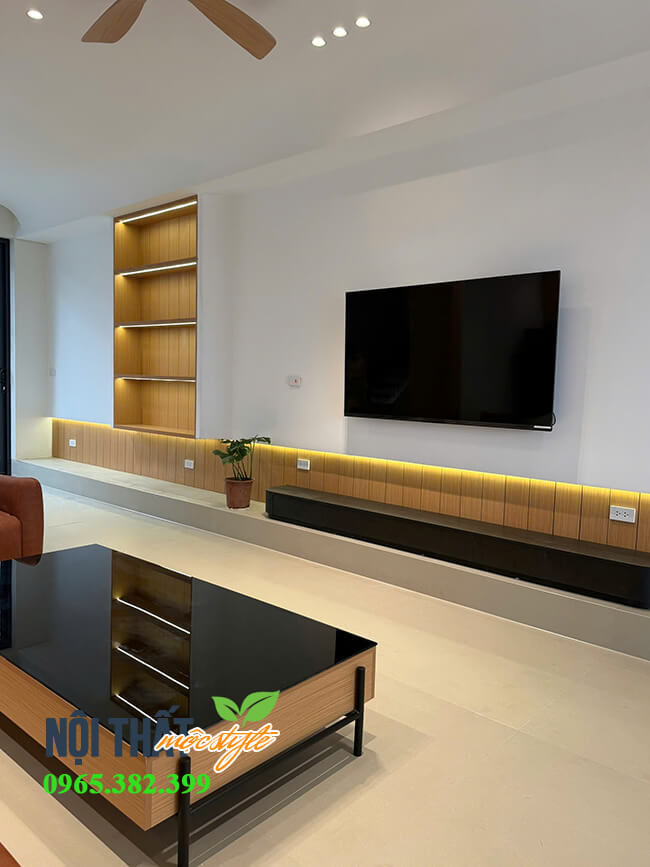 Góc nghiêng hệ tủ kệ tivi mới thấy sự dài cao và bề thế phòng khách
