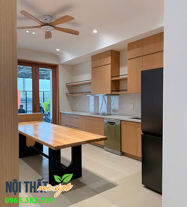 Tủ bếp hiện đại, phá cách với hệ tủ bếp trên kịch trần kết hợp đột gỗ trang trí có thanh ngang