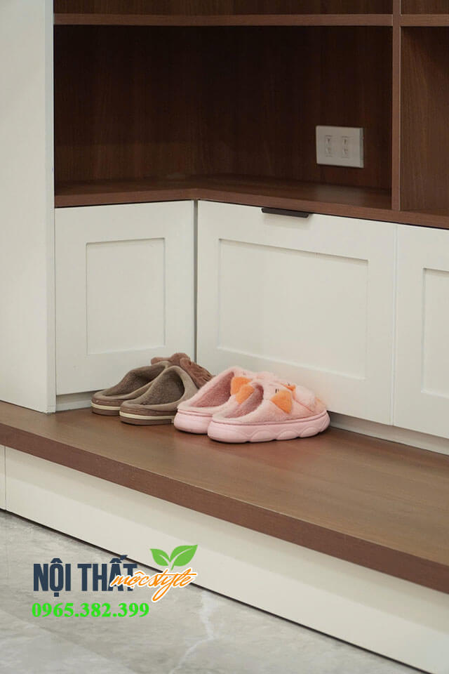 Nhấn bục để ngồi chơi hoặc để giày dép tiện lợi Nhấn bục để ngồi chơi hoặc để giày dép tiện lợi