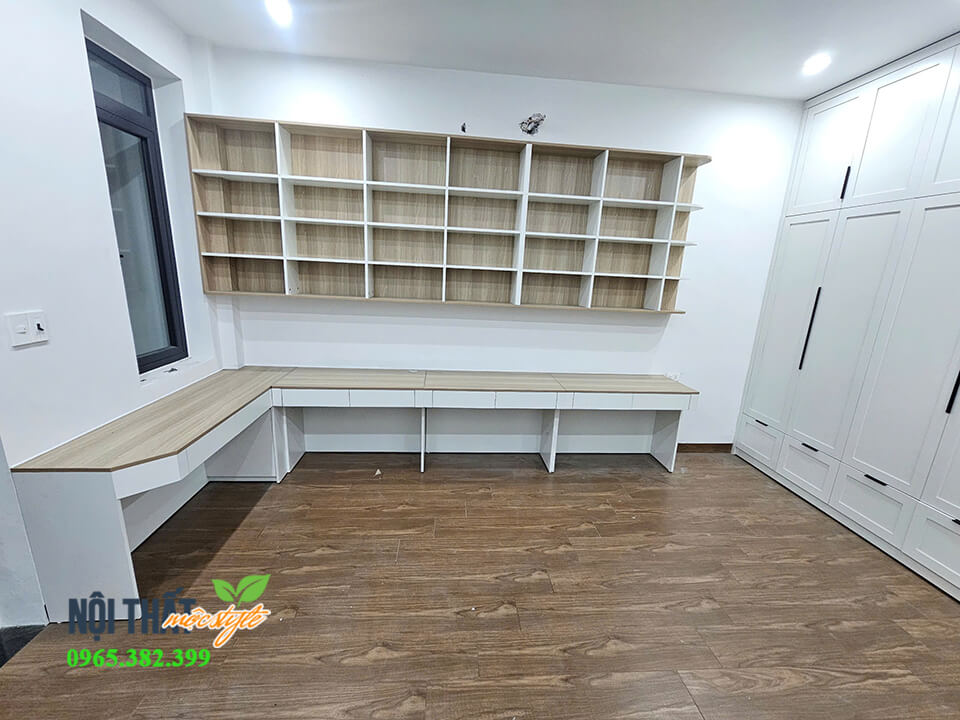 Thi công nội thất phòng ngủ tầng 3 với hệ bàn làm việc chữ L và tủ sách treo tường lớn Thi công nội thất phòng ngủ tầng 3 với hệ bàn làm việc chữ L và tủ sách treo tường lớn