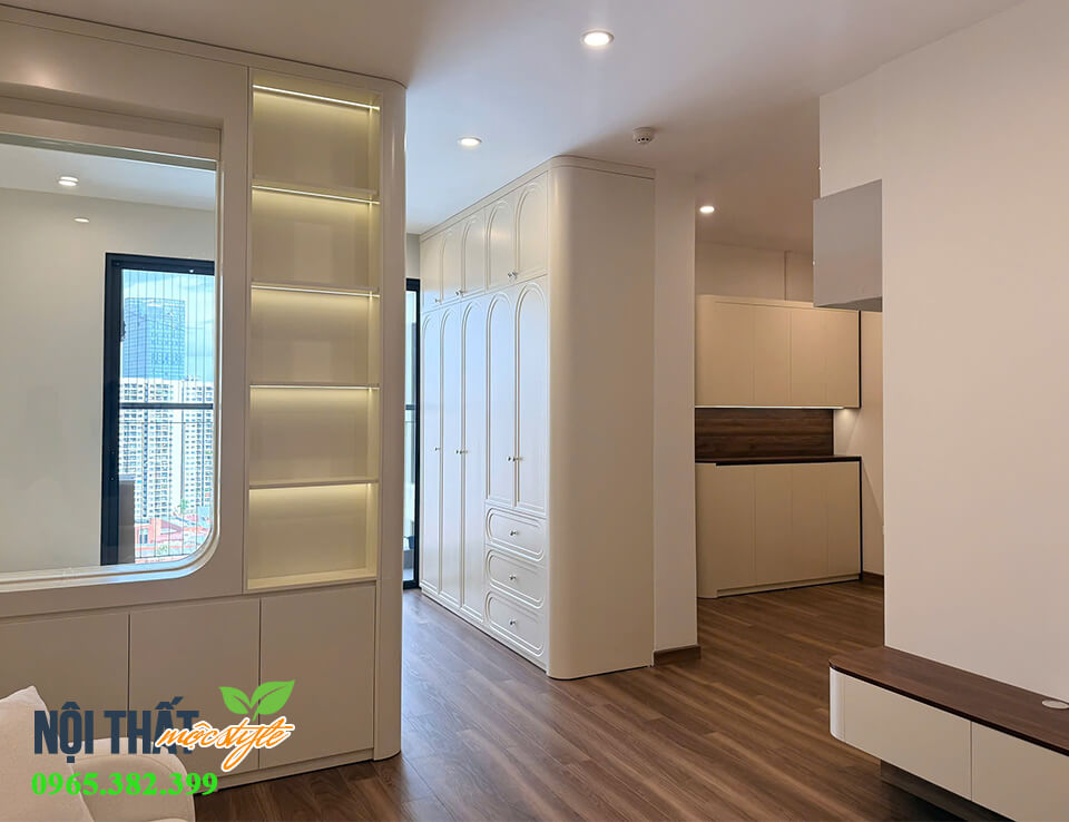Không gian liền mạch nhưng khéo đặt tủ đồ trang trí để tạo ra sự phân chia không gian cần thiết Không gian liền mạch nhưng khéo đặt tủ đồ trang trí để tạo ra sự phân chia không gian cần thiết
