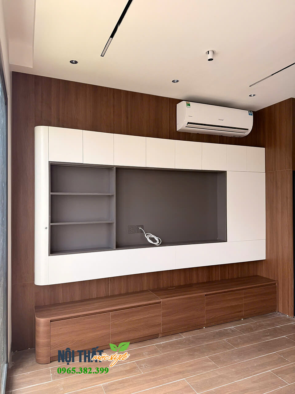 Bộ kệ vách tivi màu nâu kết hợp trắng trang nhã, sang trọng